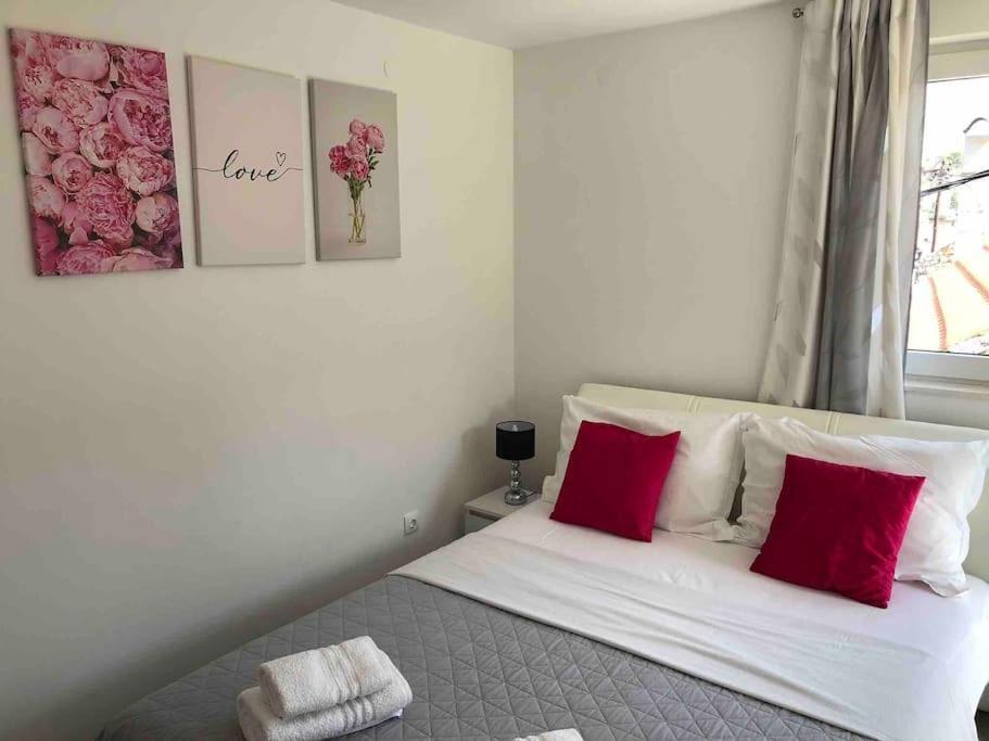 Holiday Home Marina-Renovated House In City Center Rogoznica  Esterno foto