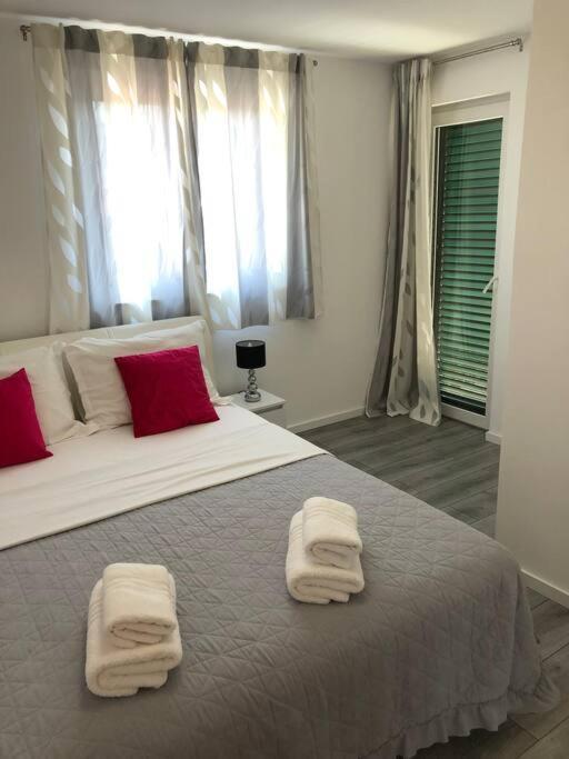 Holiday Home Marina-Renovated House In City Center Rogoznica  Esterno foto