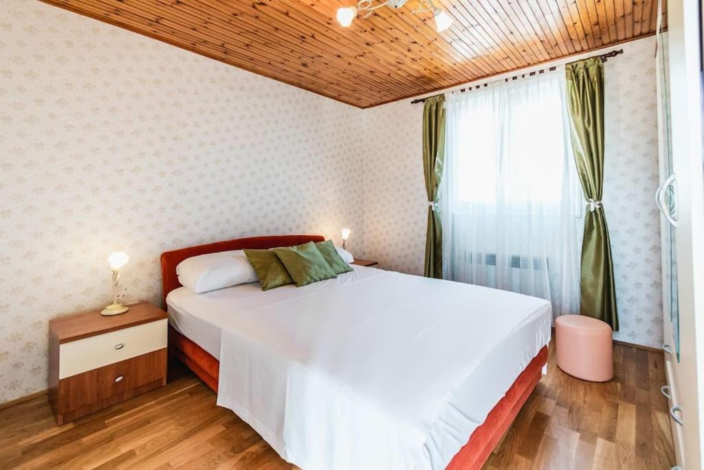 Holiday Home Marina-Renovated House In City Center Rogoznica  Esterno foto